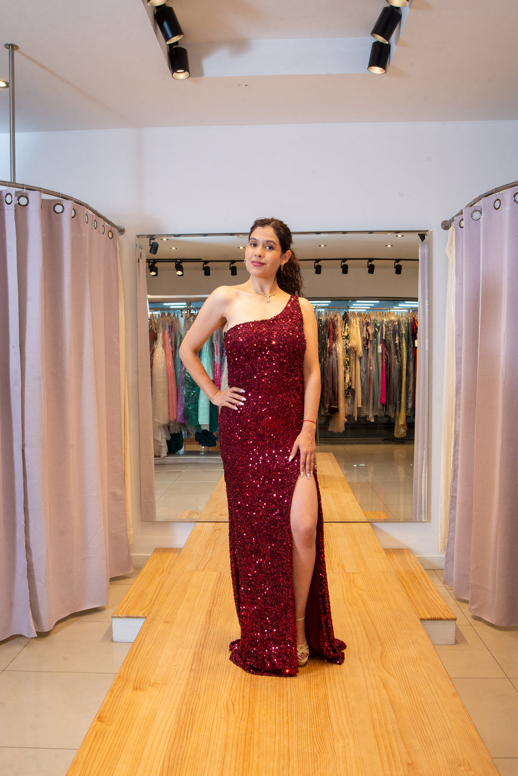 Vestido de gala corinto
