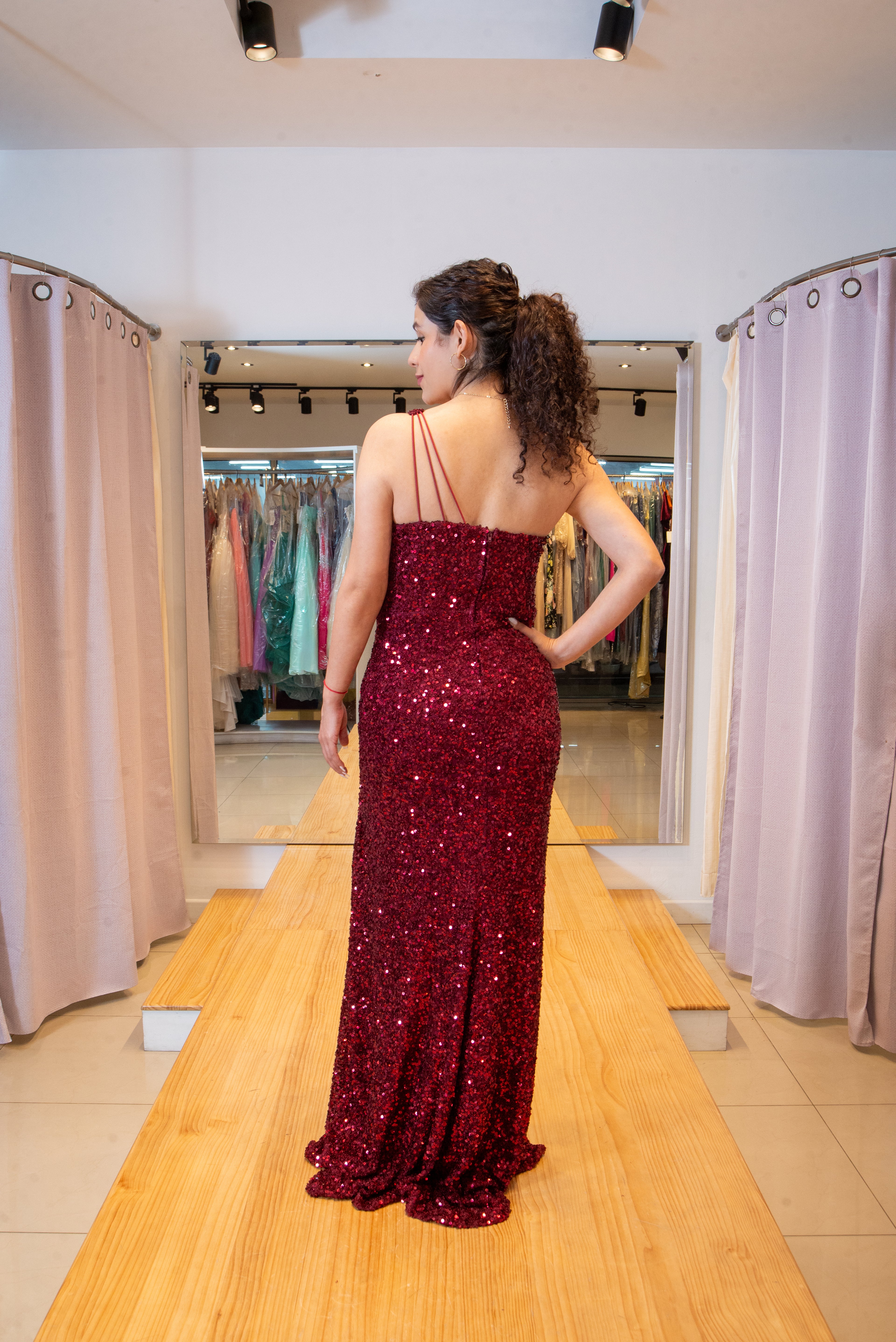 Vestido de gala corinto